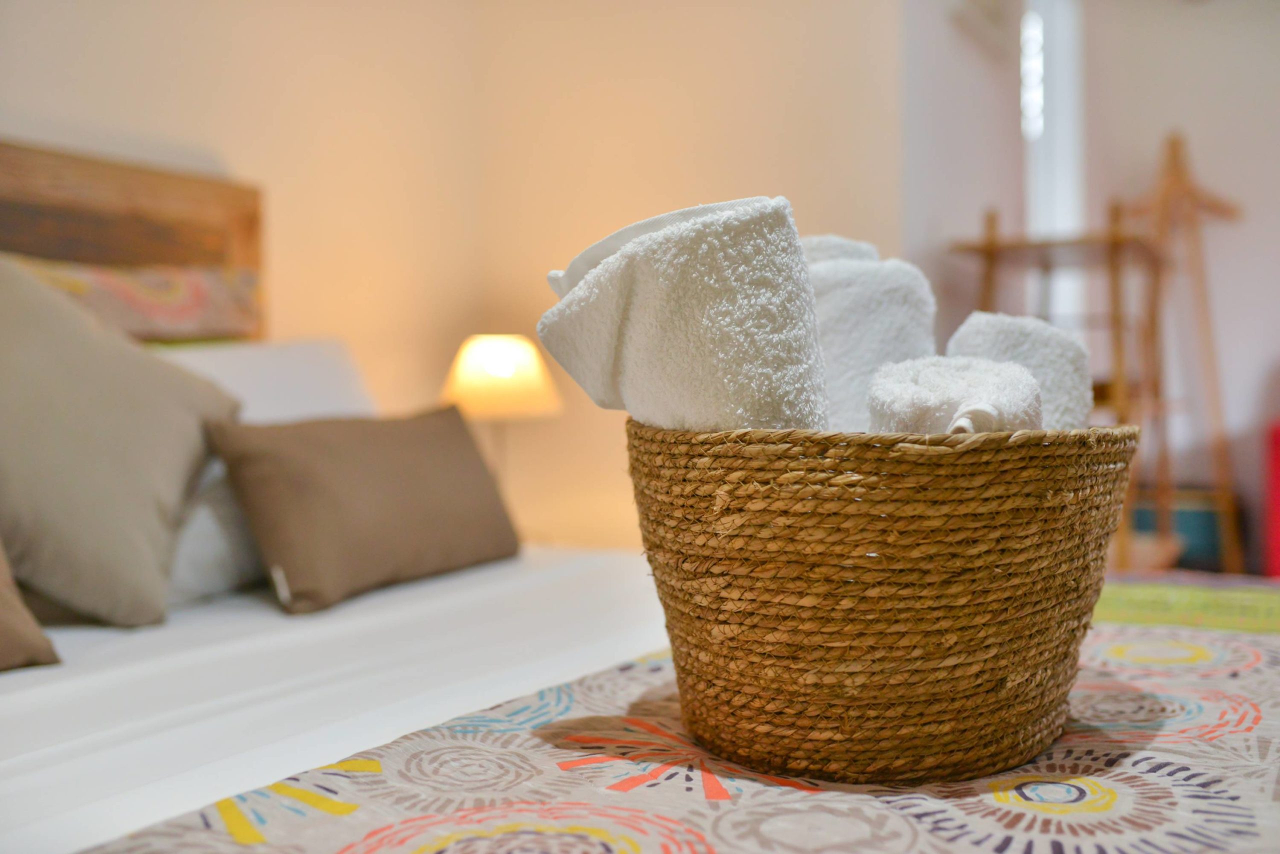 serviettes d'accueil dans la chambre du bungalow rose