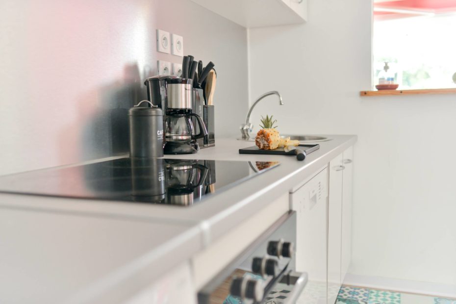 equipment in pink Bungalow's kitchen (hoven, coffee maker)