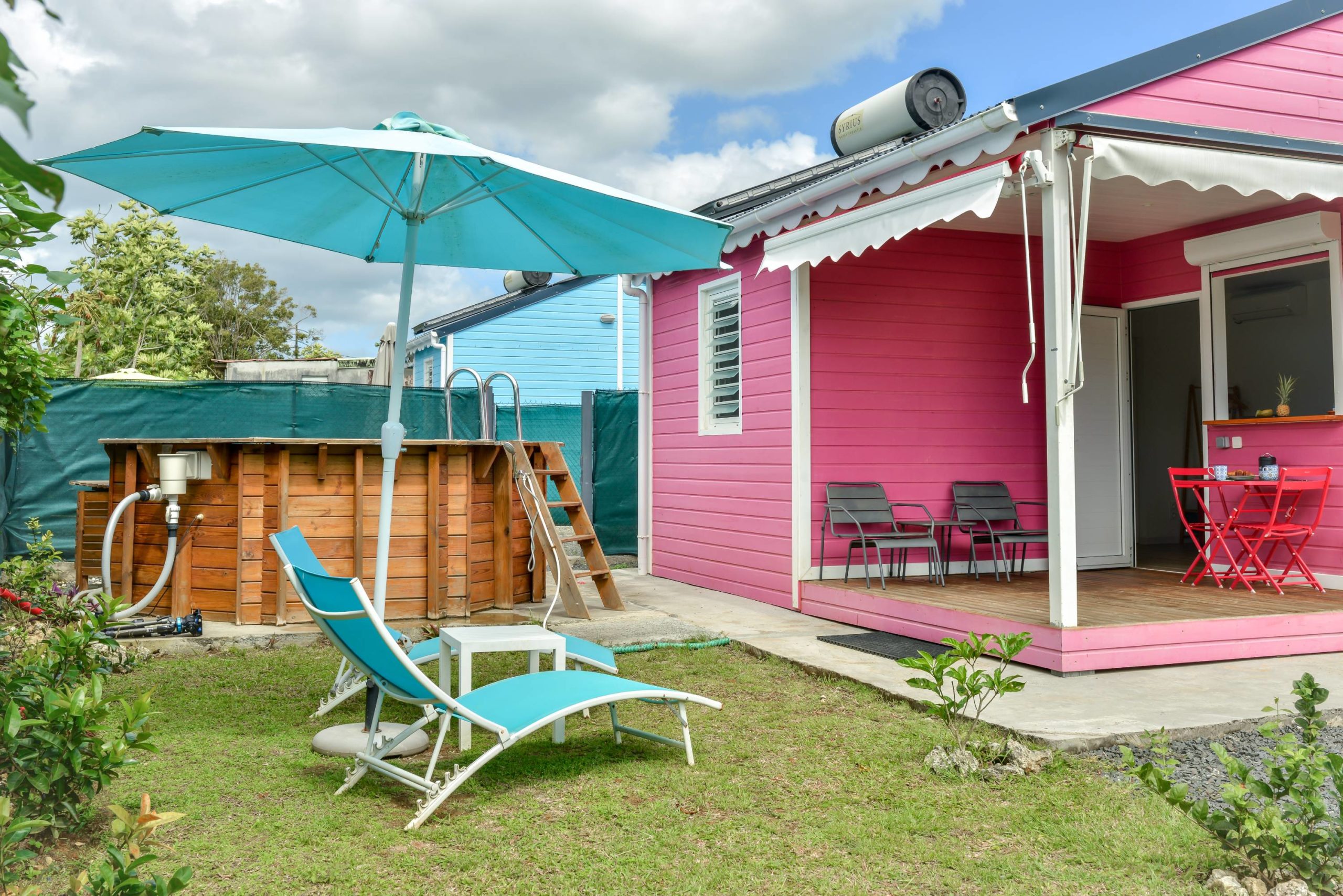 Maison Rose, jardin, transat, piscine et terrasse