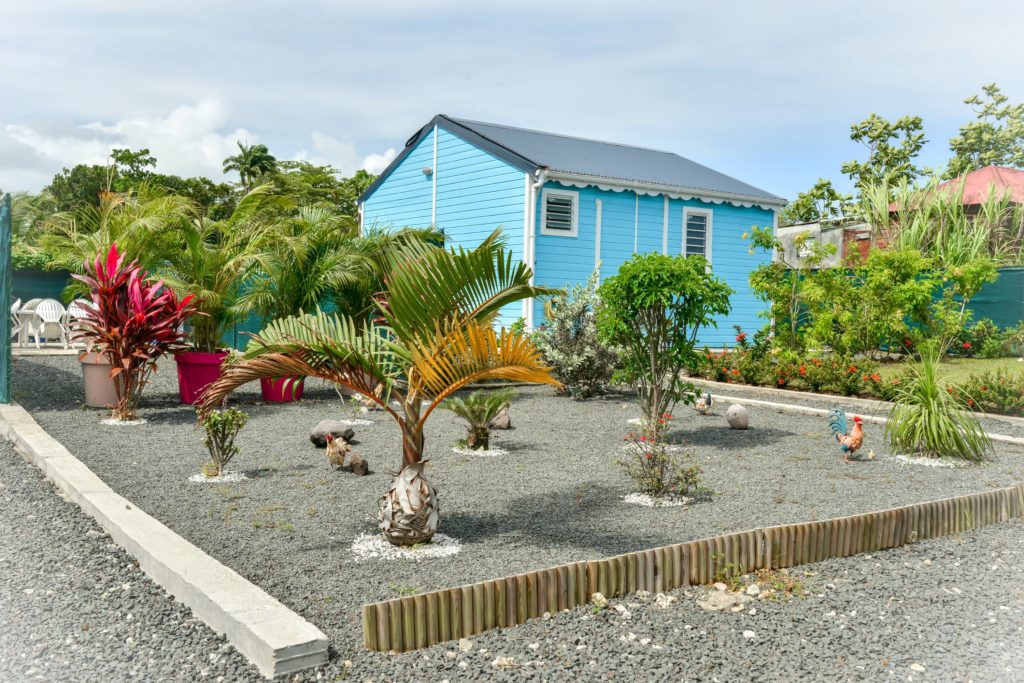 vue de loin du bungalow bleu avec jardin zen