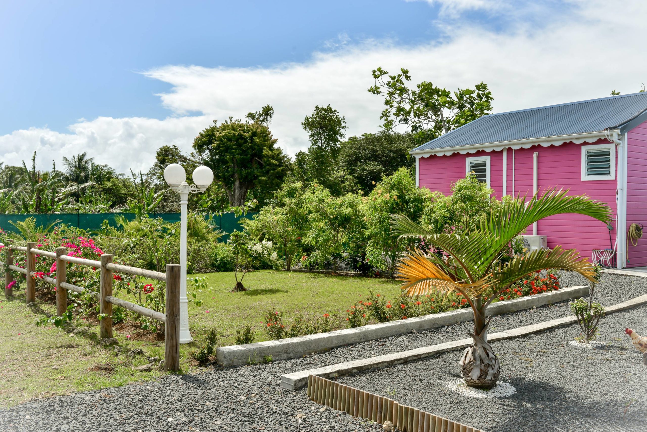 vue de loin du bungalow rose