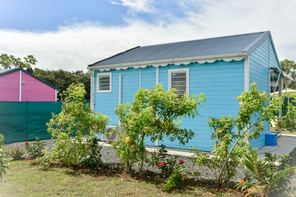 entrée du bungalow bleu