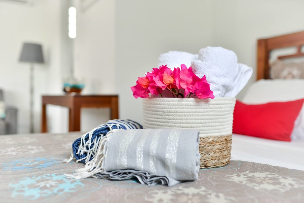 serviettes d'accueil dans la chambre du bungalow rose