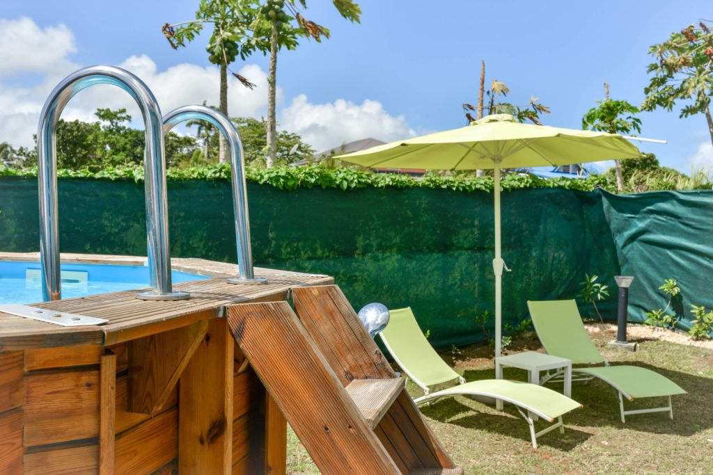 Piscine et transat du bungalow bleu